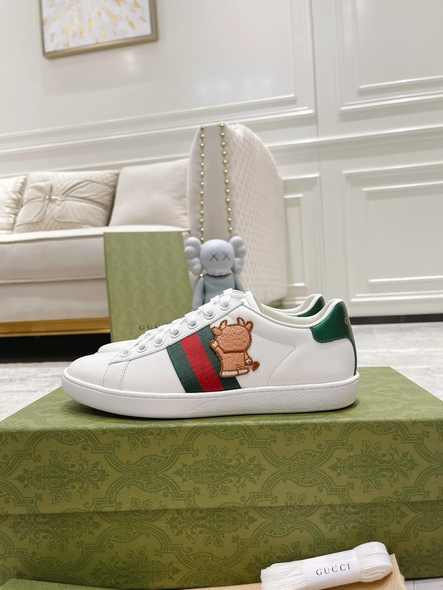 👟👟Ex-factory price 440👟👟 Women's shoe factory GUCCi's latest anti-counterfeiting line classic sports lace-up white shoes for couples ☝︎57 layouts of the whole series are shipped with high quality★ Color matching is being updated continuously... 🔥Look for our upgraded version quality, original mold opening ✔️Original last shape ✔ Everything is authentic from the inside out🥊 🍬Material: 🔸The upper is made of Italian cowhide imported from the original factory. The comfort and softness are higher than ordinary cowhide from domestic factories. ➕Full cowhide lining and foot pads. The lining adopts the same lasting method as the original. The midsole is also printed with double G and the insole is also original molded. 3D craftsmanship❗���Different from ordinary products in the market❗️➕The outsole adopts the original high-density one-to-one sole➕⚠️The snakeskin tail is consistent with the authentic color, and the real snakeskin is a small piece➕🗯The embroidered patches are also authentic. After disassembly, each color comparison is accurate before shipment‼ ️ Shoe size: Female 35-40 Male 39-44